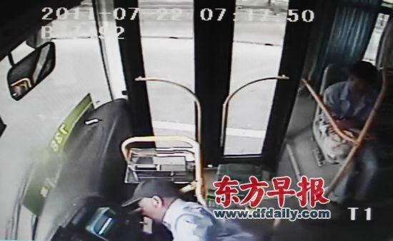 剎車哥臨危一踩救乘客 好司機(jī)義舉打動(dòng)網(wǎng)友
