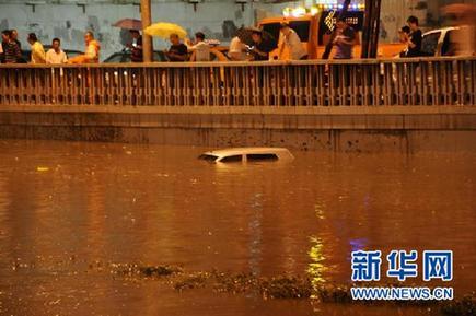 京城暴雨捧紅“POSE哥”：把雨當(dāng)海 把車當(dāng)船(圖)