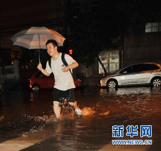北京再次迎來(lái)強(qiáng)降雨 部分城區(qū)嚴(yán)重積水(組圖)