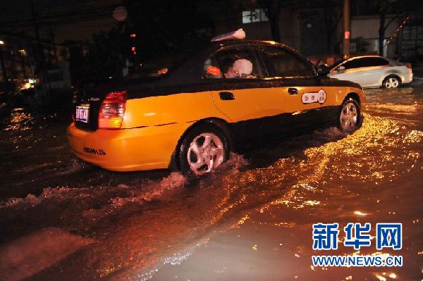 北京再次迎來(lái)強(qiáng)降雨 部分城區(qū)嚴(yán)重積水(組圖)