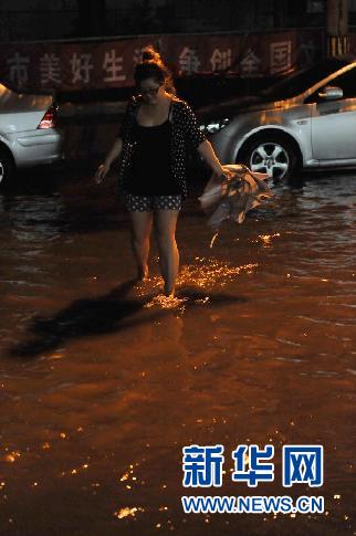 北京再次迎來(lái)強(qiáng)降雨 部分城區(qū)嚴(yán)重積水(組圖)