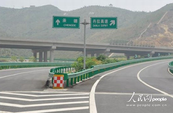 記者體驗(yàn)京藏高速:堵車現(xiàn)象基本消失 命名仍未規(guī)范