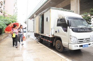 昆明驚現(xiàn)最牛房車 能做飯、看電視、上網(wǎng)