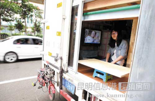 昆明驚現(xiàn)最牛房車 能做飯、看電視、上網(wǎng)