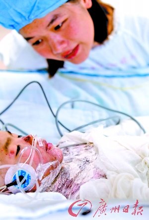 惡父用開(kāi)水淋燙7歲女兒續(xù)：施暴現(xiàn)場(chǎng)現(xiàn)人皮(圖)