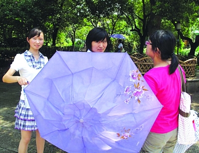 中學老師認出“撐傘仙女”？媒體證實為美麗誤會