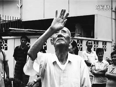 圍觀跳樓現(xiàn)場(chǎng)眾生相：誰(shuí)“推”了跳樓者最后一把