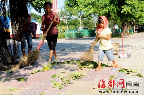 4歲女孩與奶奶掃街走紅網(wǎng)絡(luò) 萌版大S感動(dòng)網(wǎng)友