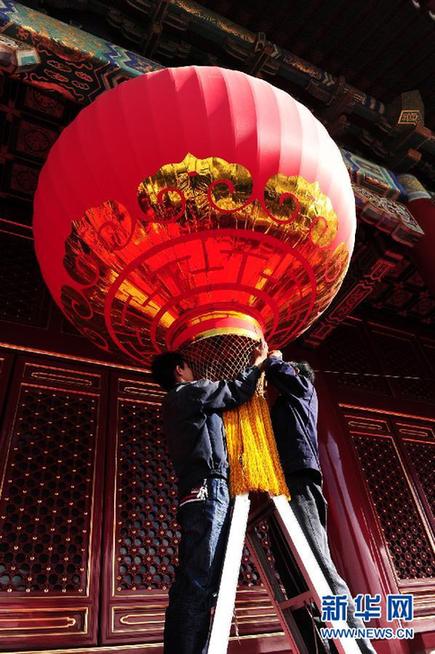 北京天安門城樓大紅燈籠高掛迎國(guó)慶