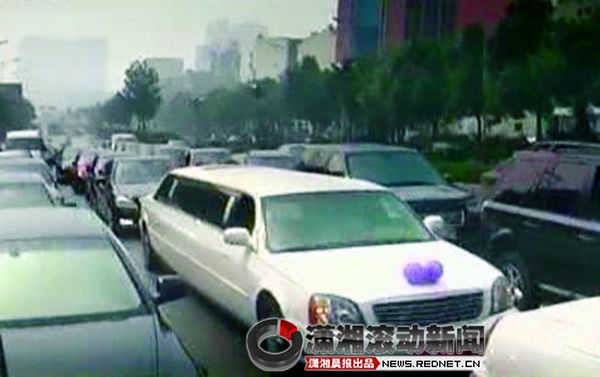 奢華婚車隊：90輛奧迪、10臺奔馳、6臺加長林肯