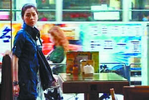 女警扮“學(xué)生妹”車站打望 不看帥哥看賊