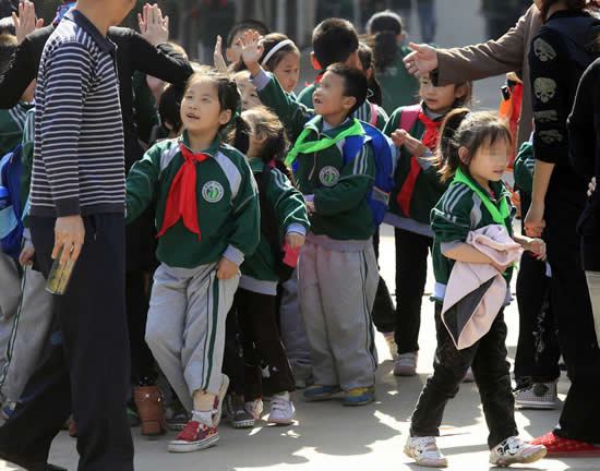 小學(xué)生戴綠領(lǐng)巾惹爭(zhēng)議 評(píng)論稱比抽教鞭更加惡毒