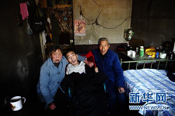青海夫婦32年撫養(yǎng)腦癱棄兒托起生命之光