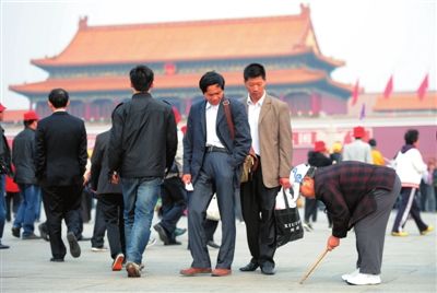 75歲老太堅持義務(wù)清理天安門垃圾17年(組圖)