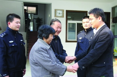 老太當(dāng)街被搶4.7萬 誤將見義勇為者當(dāng)劫匪