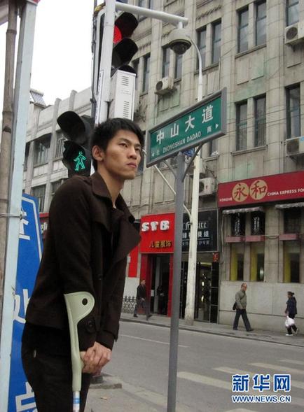 中國網(wǎng)事：網(wǎng)友微博齊動(dòng)員 尋找大義“逼停哥”