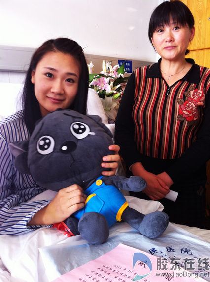 女孩以身?yè)踯?chē)救人被撞 煙臺(tái)上演“最美”傳奇
