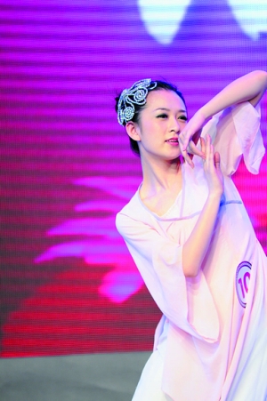 校花?笑話?!?；ㄔu選進高校北大女生舉牌抵制