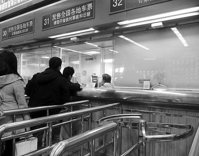 北京西站售票口裝“1米排隊(duì)機(jī)” 預(yù)防插隊(duì)