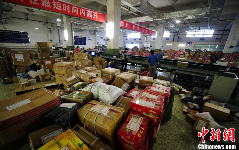 臨近春節(jié)快遞爆倉 中小型公司派送費上漲（圖）