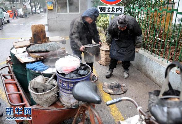 年近九旬自食其力　“烤梨爺爺”走紅網(wǎng)絡(luò)