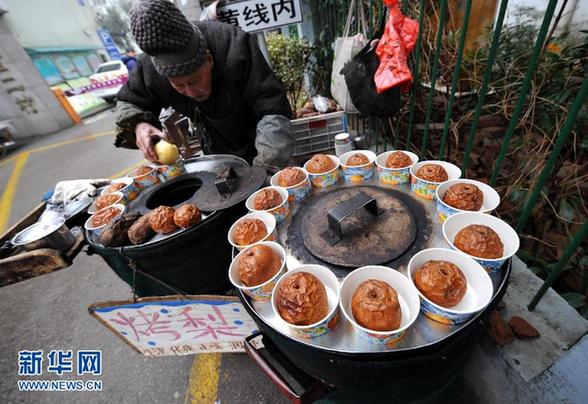 年近九旬自食其力　“烤梨爺爺”走紅網(wǎng)絡