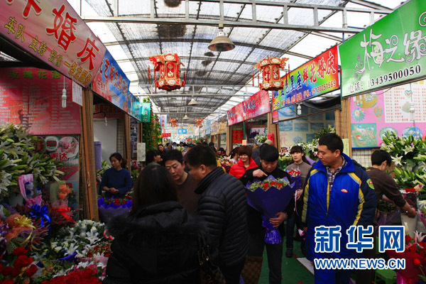 走訪情人節(jié)：扎堆結(jié)婚、鮮花傳情中的浪漫與甜蜜