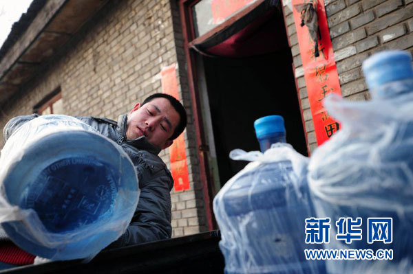送1桶水捐2毛錢 “送水哥”“小錢大愛”感動(dòng)網(wǎng)絡(luò)