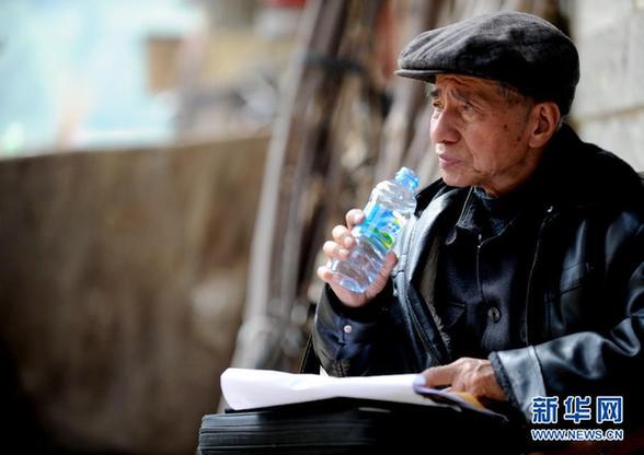 一位八旬老人為近萬(wàn)名貧困生募集助學(xué)款