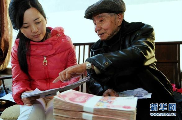 一位八旬老人為近萬名貧困生募集助學(xué)款