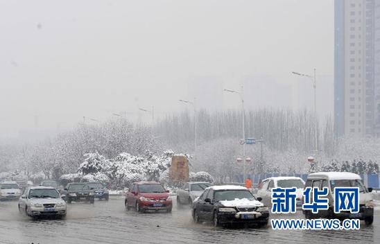 強降雪導(dǎo)致遼寧境內(nèi)大部分高速公路封閉（圖）