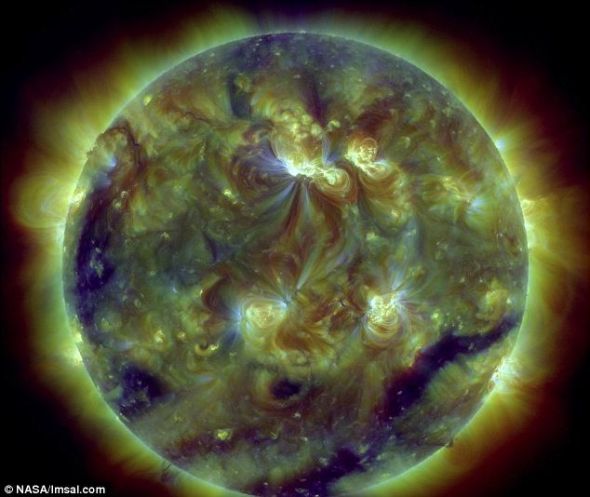 美衛(wèi)星拍太陽風(fēng)暴震撼照：表面現(xiàn)巨大漩渦