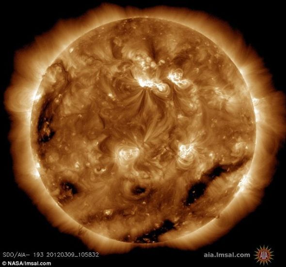 美衛(wèi)星拍太陽(yáng)風(fēng)暴震撼照：表面現(xiàn)巨大漩渦