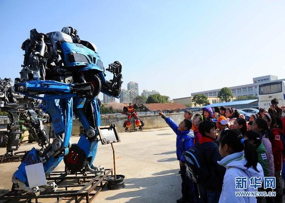 “鐵哥們”建成國內首個環(huán)保鋼雕機器人主題公園