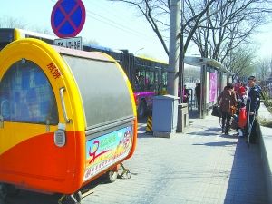 早餐車方便市民卻“鳩占鵲巢” 公交站臺(tái)擁擠不堪