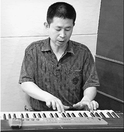 農(nóng)民邊打工掙錢給母親治病 邊堅(jiān)持為母親寫歌作曲