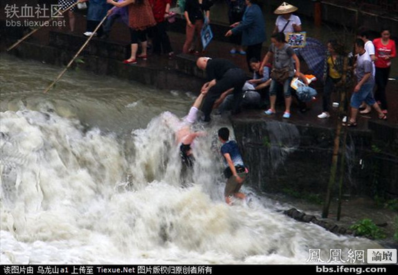 命懸一線！實拍鳳凰古城暴雨中震撼一幕
