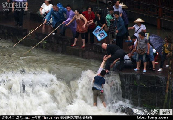 命懸一線！實(shí)拍鳳凰古城暴雨中震撼一幕