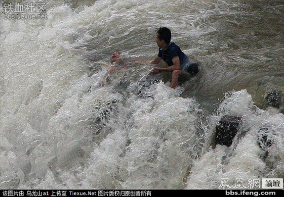 命懸一線！實(shí)拍鳳凰古城暴雨中震撼一幕