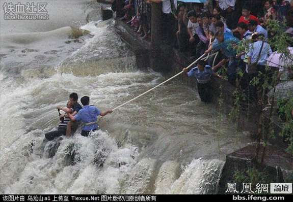 命懸一線！實拍鳳凰古城暴雨中震撼一幕