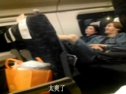 外籍音樂家動(dòng)車當(dāng)眾脫鞋引發(fā)沖突 辱罵中國乘客(圖)