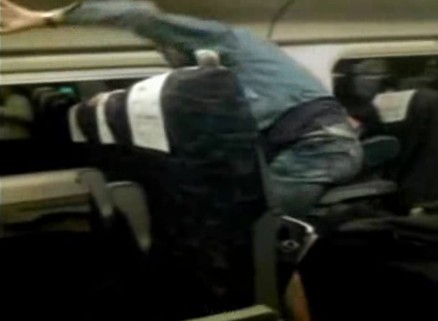 外籍音樂家動車當(dāng)眾脫鞋引發(fā)沖突 辱罵中國乘客(圖)