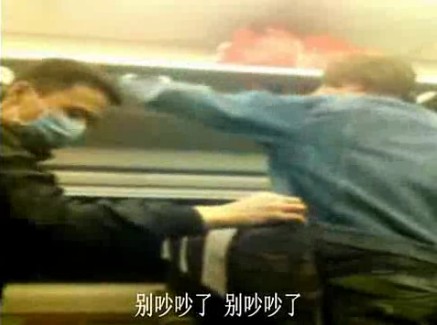 外籍音樂(lè)家動(dòng)車(chē)當(dāng)眾脫鞋引發(fā)沖突 辱罵中國(guó)乘客(圖)