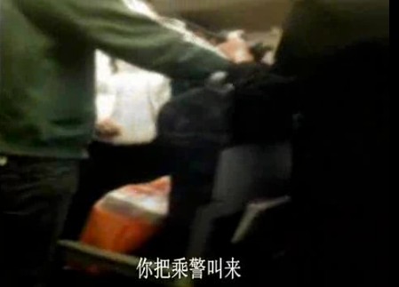 外籍音樂(lè)家動(dòng)車(chē)當(dāng)眾脫鞋引發(fā)沖突 辱罵中國(guó)乘客(圖)