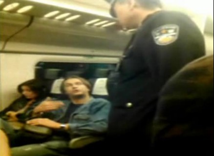 外籍音樂家動車當(dāng)眾脫鞋引發(fā)沖突 辱罵中國乘客(圖)