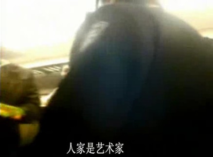 外籍音樂家動(dòng)車當(dāng)眾脫鞋引發(fā)沖突 辱罵中國乘客(圖)