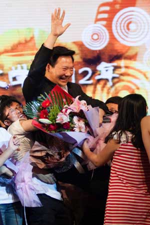 人大校長(zhǎng)畢業(yè)晚會(huì)獻(xiàn)歌 被學(xué)生抬起拋向空中(圖)