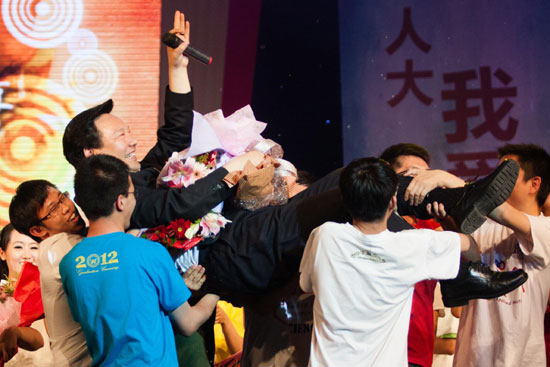 人大校長(zhǎng)畢業(yè)晚會(huì)獻(xiàn)歌 被學(xué)生抬起拋向空中(圖)
