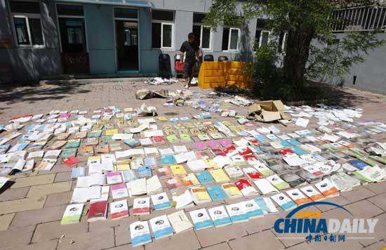 北京暴雨致一小學(xué)萬余冊圖書被淹