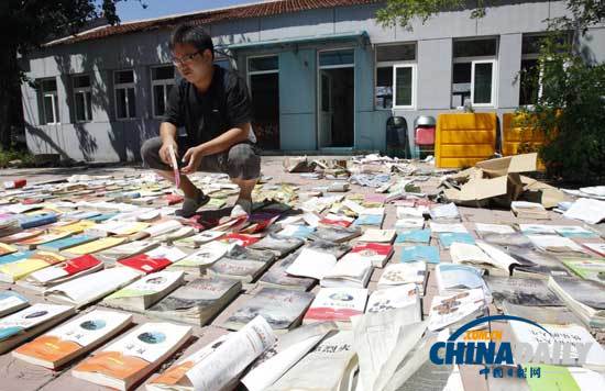 北京暴雨致一小學(xué)萬余冊圖書被淹